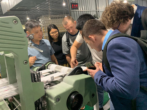 Neueste Unternehmensnachrichten über April 2024: Der russische Kunde besucht unsere Fabrik, um die Produktionslinien zu überprüfen