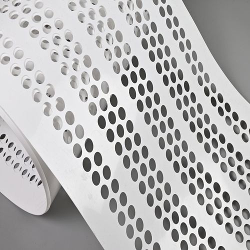 ข่าวล่าสุดของบริษัทเกี่ยวกับ สายพานลำเลียงไข่แบบมีรูพรุน vs. แบบทอทึบ: การเปรียบเทียบโดยละเอียด